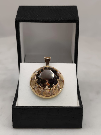 Vintage gold pendant with quartz 