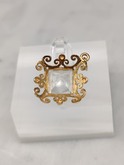 Vintage gold pendant with topaz