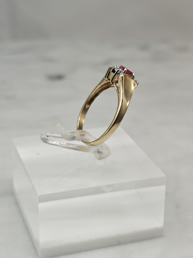 Vintage ruby gold ring with diamonds 
