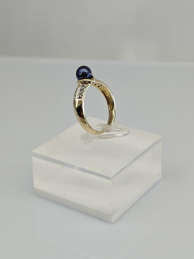 Vintage Pearl gold ring with diamonds 