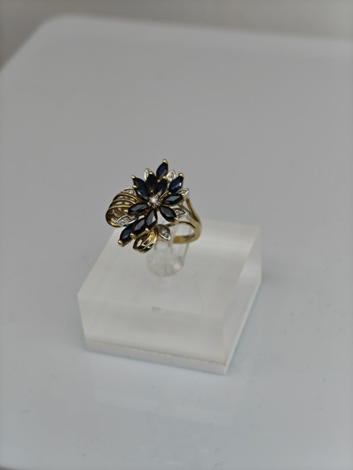 Vintage sapphire ring with diamonds