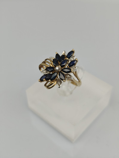 Vintage sapphire ring with diamonds