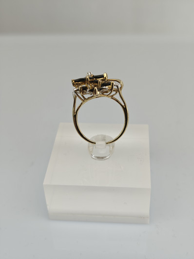 Vintage sapphire ring with diamonds