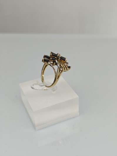 Vintage sapphire ring with diamonds