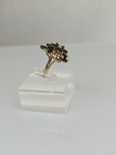 Vintage sapphire ring with diamonds