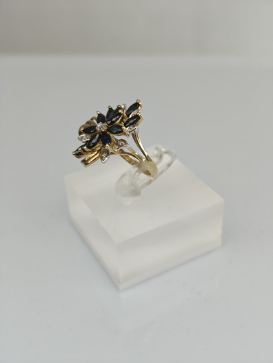 Vintage sapphire ring with diamonds