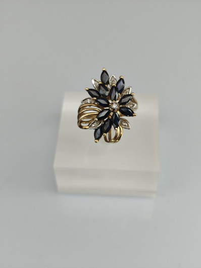 Vintage sapphire ring with diamonds