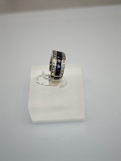 Vintage sapphire ring with diamonds