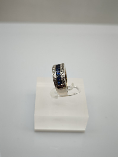 Vintage sapphire ring with diamonds
