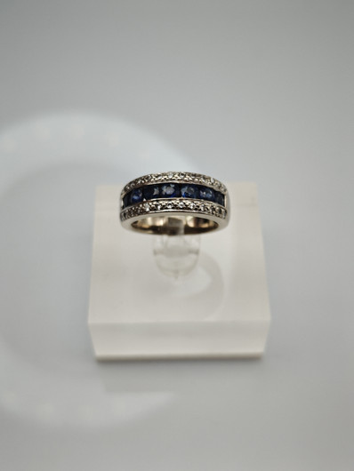 Vintage sapphire ring with diamonds