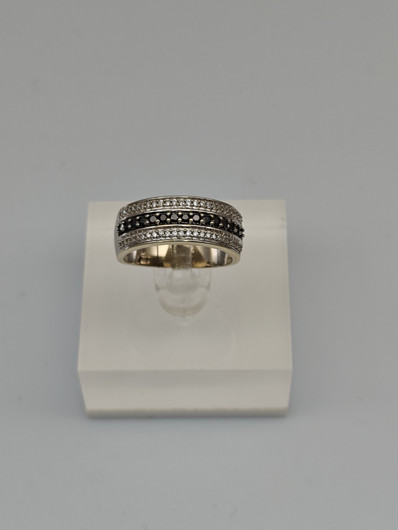 Vintage gold ring with diamonds