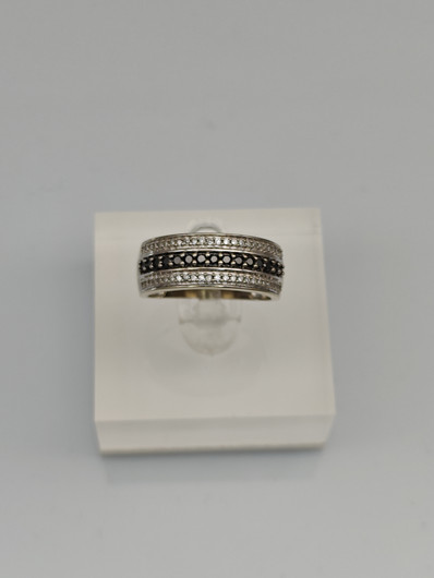 Vintage gold ring with diamonds
