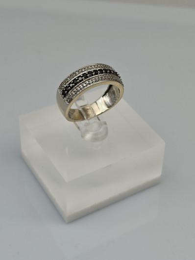 Vintage gold ring with diamonds