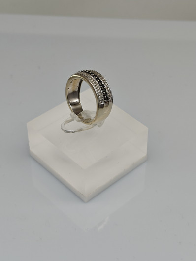Vintage gold ring with diamonds