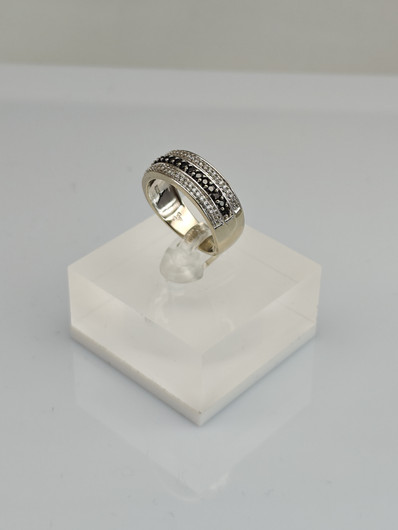 Vintage gold ring with diamonds