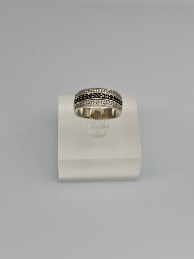 Vintage gold ring with diamonds