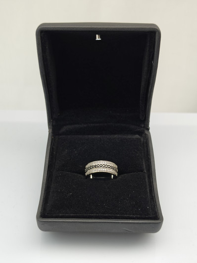 Vintage gold ring with diamonds
