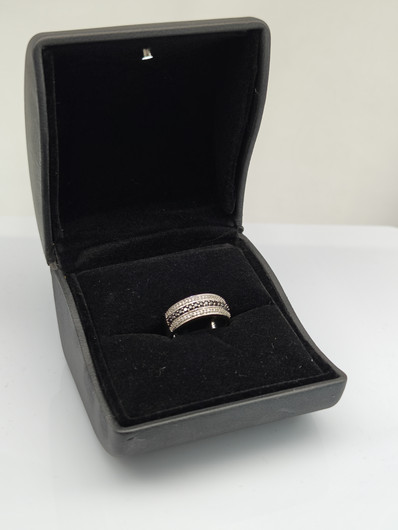 Vintage gold ring with diamonds