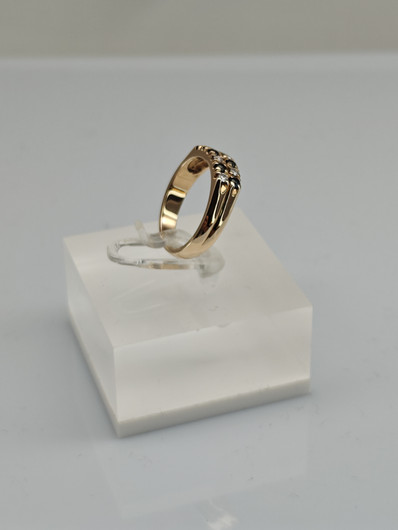 Vintage diamonds ring with sapphire