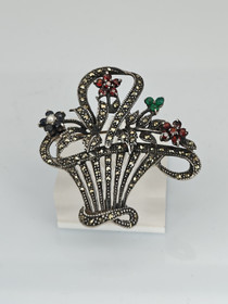 Vintage hopeinen rintakoru kivillä