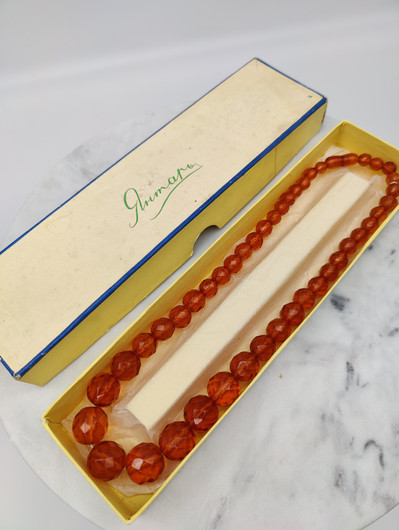 harvinaiset viistehiotunmalliset  vintage  Meripihka helmet alkuperäisellä lahjarasialla