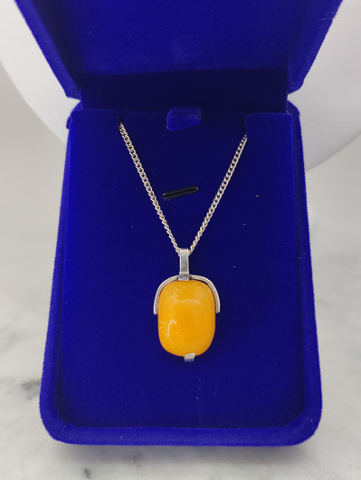 Vintage Baltic Amber with  silver pendant and chain 38cm