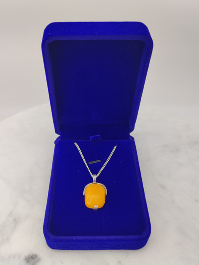 Vintage Baltic Amber with  silver pendant and chain 38cm