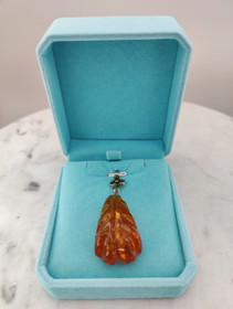 Vintage riipus Itä-meren meripihkalla