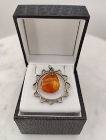 Vintage riipus Itä-meren meripihkalla