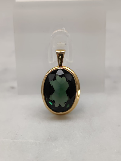 Vintage gold pendant with synthetic spinel