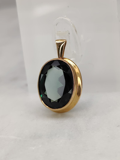 Vintage gold pendant with synthetic spinel
