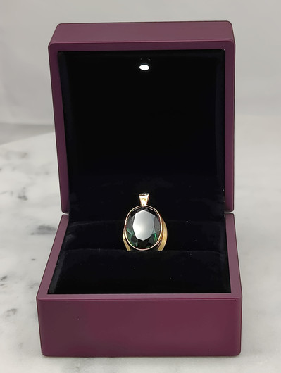 Vintage gold pendant with synthetic spinel
