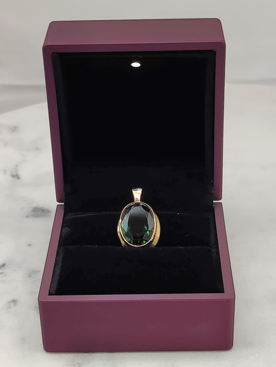 Vintage gold pendant with synthetic spinel