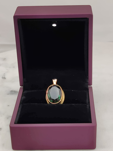 Vintage gold pendant with synthetic spinel