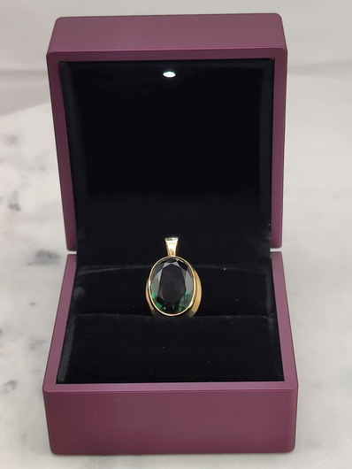 Vintage gold pendant with synthetic spinel