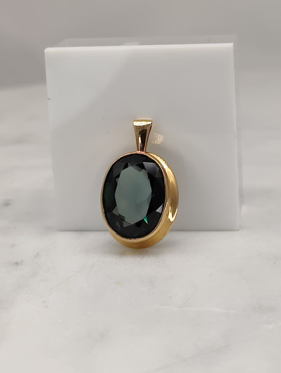 Vintage gold pendant with synthetic spinel