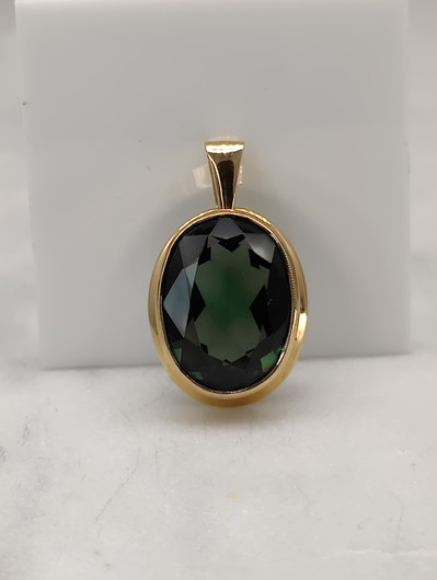Vintage gold pendant with synthetic spinel