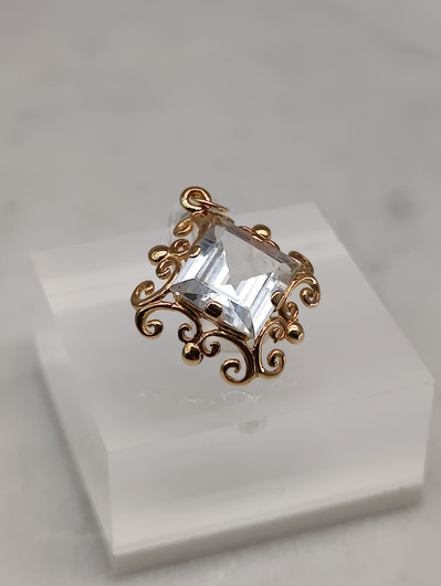 Vintage gold pendant with topaz
