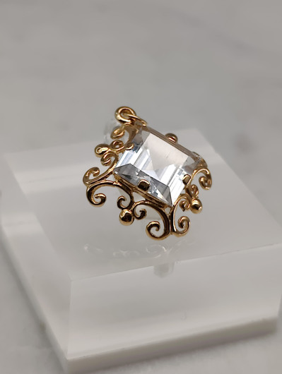Vintage gold pendant with topaz