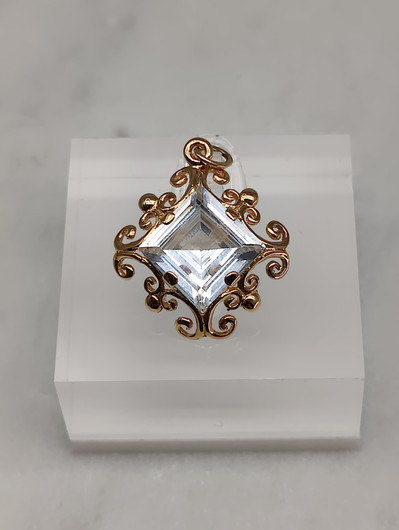 Vintage gold pendant with topaz
