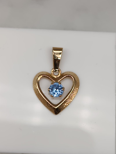 Vintage gold pendant with spinel