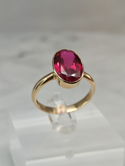 Vintage synthetic spinel gold ring  