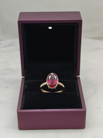 Vintage synthetic spinel gold ring  