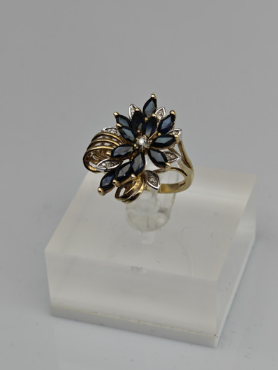 Vintage sapphire ring with diamonds