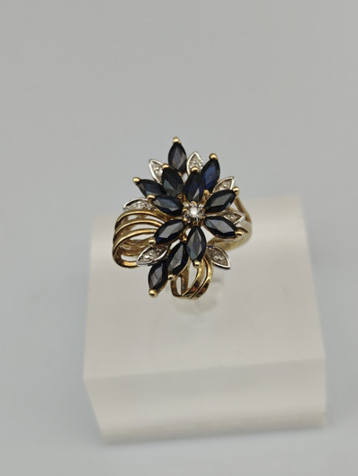Vintage sapphire ring with diamonds