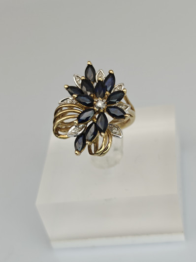 Vintage sapphire ring with diamonds