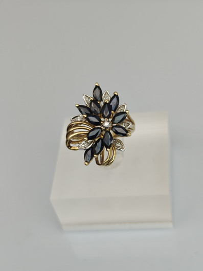 Vintage sapphire ring with diamonds