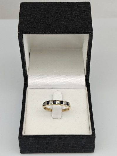 Vintage diamonds ring with sapphire