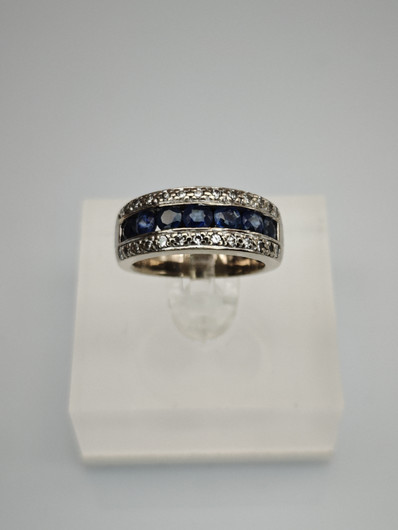 Vintage sapphire ring with diamonds
