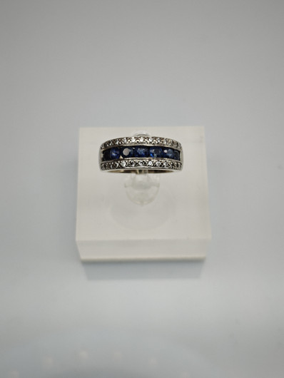 Vintage sapphire ring with diamonds